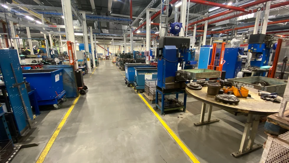 En brand utbröt under fredagsmorgonen i Volvos lokaler i Flen. Branden kunde släckas av personal men fabriken fick utrymmas efter kraftig rökutveckling.