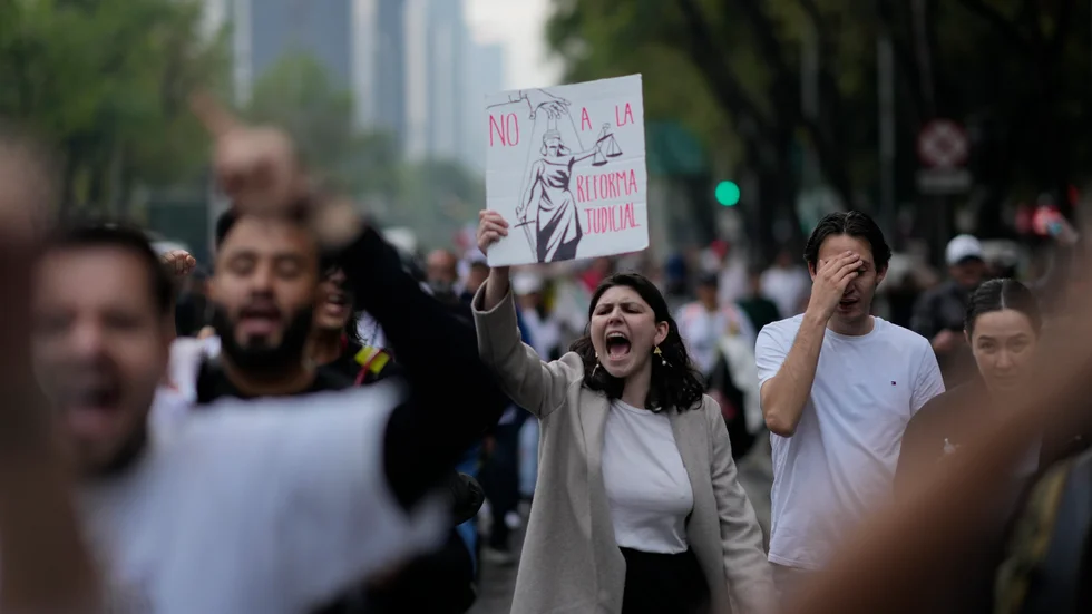 Anställda inom det mexikanska rättssystemet vid en protest mot den nya lagen. Bilden är tagen 10 september.