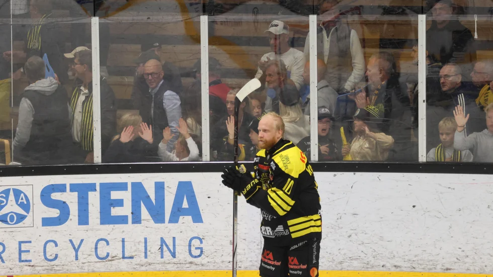 Jakob Karlsson fick ta ett extra ärevarv och tacka fansen efter matchen.