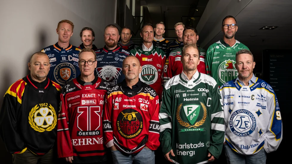 Tränarna står uppställda för den klassiska gruppbilden. Bakre raden fr.v. Olli Jokinen, Timrå, Tomas Kollar, Malmö, Robert Ohlsson, Skellefteå, Anton Blomqvist, HV71. Mellersta raden fr.v. Jörgen Jönsson, Växjö, Klas Östman, Linköping, Roger Rönnberg, Frölunda, Mattlas Karlin, Modo, Roger Hansson, Rögle. Nedre raden fr.v. Niklas Gällstedt, Brynäs, Niklas Eriksson, Örebro, Thomas Berglund, Luleå, Tomas Mitell, Färjestad, och Charles Berglund, Leksand.