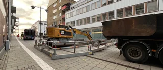 Avstängd trafik i centrum – stort hål mitt i gatan