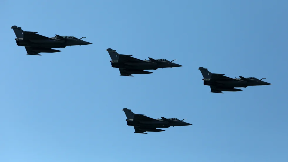 Grekiska stridsflygplan av typen Rafale under en militärparad ovan Thessaloniki i fjol.