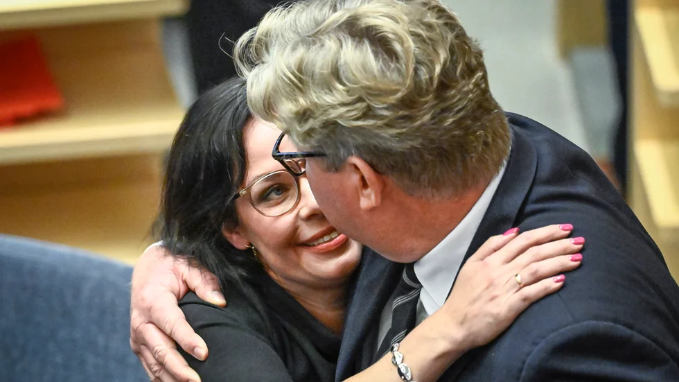 Ska det vara obligatoriskt att kramas på arbetsplatsen? Här Maria Malmer Stenergard i en omfamning med justitieminister Gunnar Strömmer efter det att Malmer Stenergard utsetts till ny utrikesminister. Arkivbild.