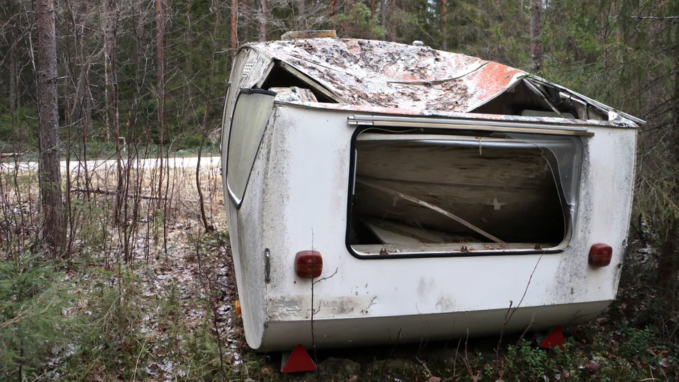 En kraschad husvagn står längs Flarkenvägen i Rosvik. Hur länge den stått där är oklart. För ett par dagar sedan skrevs det i Rosviks Facebook-grupp om en annan husvagn som lämnats efter samma väg.