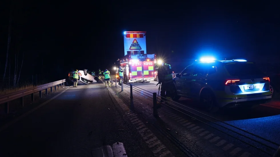 En bil körde in i vajerräcket och voltade på väg 288 under tisdagskvällen.
