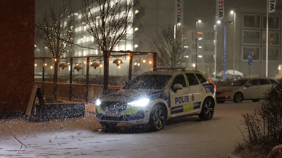 En polisbil på plats i Knivsta under onsdagskvällen. 
