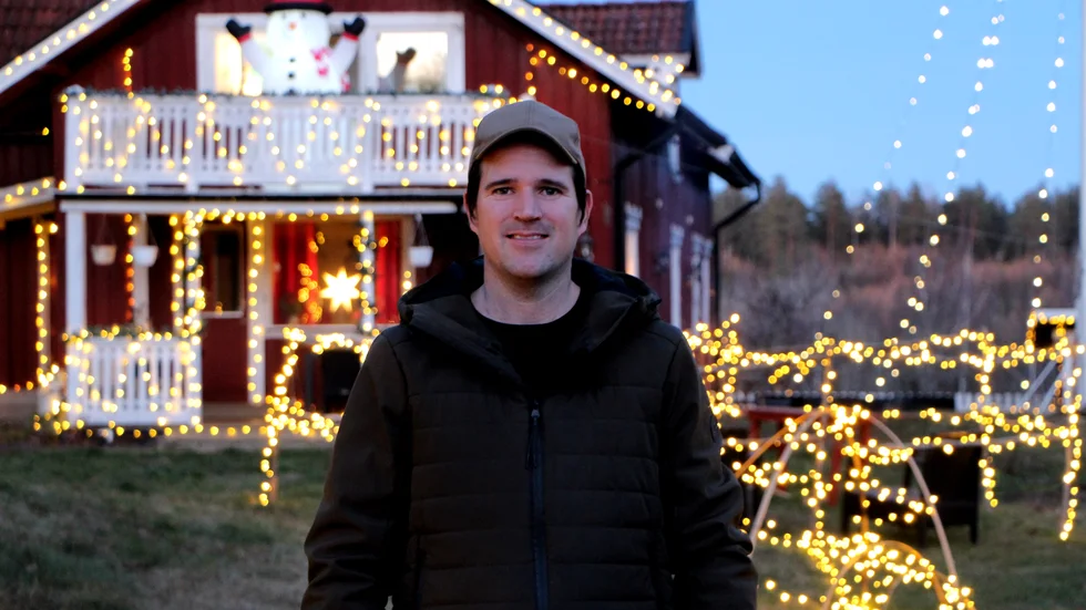 Kristoffer Rudins utsmyckningar grundar sig i en vilja att stötta sin fru genom en tuff tid. "Hon älskar julen och det här har blivit ett sätt för mig att skänka lite extra ljus till våra liv när vi drabbats av ofrivillig barnlöshet", säger Kristoffer Rudin.