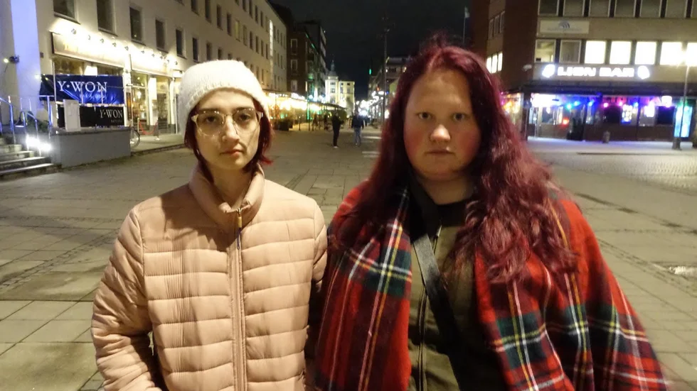 Taia Fedorysjtjeva, 20, och Liza Trusjyk, 21, flydde från Ukraina i mars 2022. Nu kan de tvingas hoppa av gymnasiet.