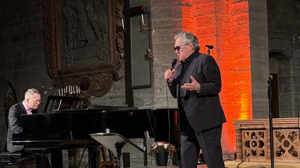 Tommy Körberg under söndagens välgörenhetskonsert i Vadstena klosterkyrka. "Det var mer än fullsatt kan man säga, så det var gott om extrastolar", säger den ena arrangören Fredrik Särnehed.