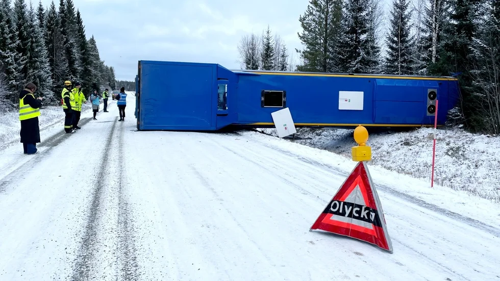 Bussen har vält i halkan. 