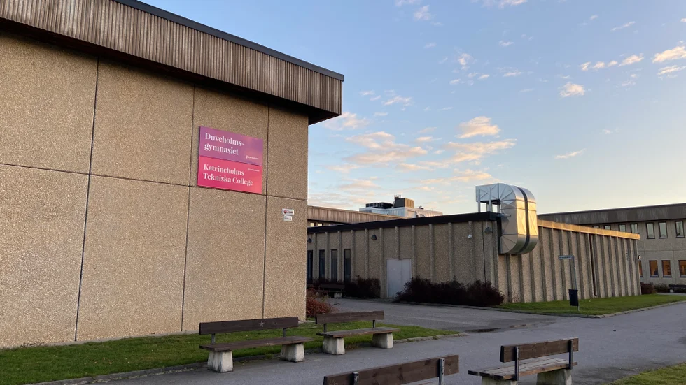 I en korridor på Duveholmsgymnasiet har någon eller några förstört några soffor som eleverna ska kunna hänga i på raster. Efter det togs sofforna, även de som inte var sönder, bort några dagar och nu hoppas rektorn att eleverna lärt sig en läxa. 
