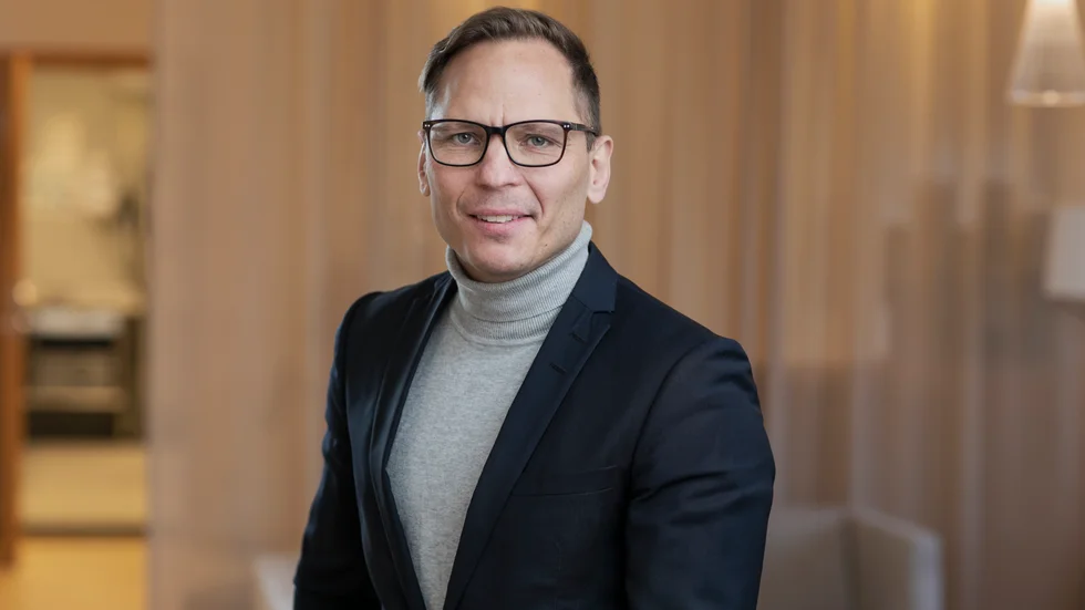 Johan Ingelskog, avtalssekreterare Kommunal. 
"När vi är ute och träffar chefer i kommunala verksamheter, säger många att den individuella lönemodellen skapar en stor administrativ börda och ibland närmast ett kaos".  
Kommunal skriver att det är dags att förändra den modell som  orsakar osämja, konflikter och tystnadskultur på arbetsplatsen. 