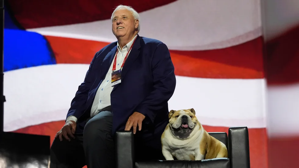 Republikanske nyvalde senatorn Jim Justice tillsammans med sin hund Babydog på Republikanernas konvent i juli. Arkivbild.