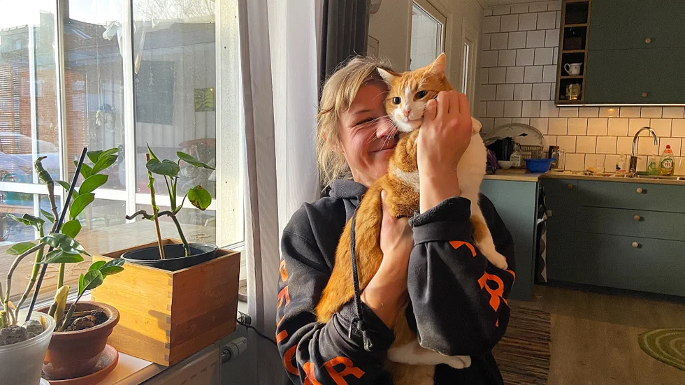 Frida Grundström ger katten Hugo en rejäl kram innan han, återigen, vill ut på en sväng runt Hertsön.
