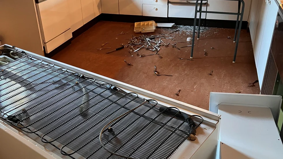Bland annat har gärningspersonerna vräkt omkull kylskåpet. På bilden syns även glasskross från ugnen.