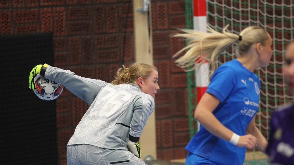Emilia Karlsson är målvakt i Motala FK, här i lördagens derby mot Svärtinge som vanns med 5-2.