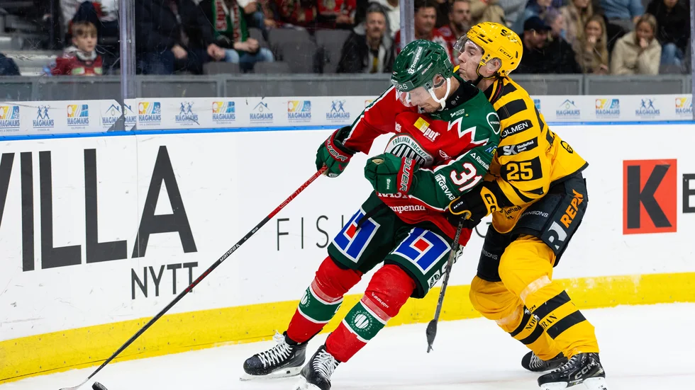 Pontus Johansson i en närkamp i matchen mot Frölunda.