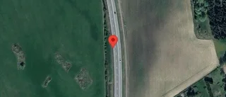 Stillastående personbil skapar problem på väg 23
