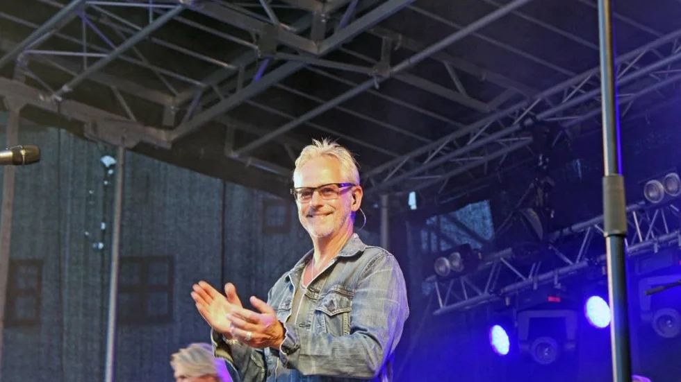 Här ses Uno Svenningsson under en konsert på Vadstena slott 2016. Den konserten gjorde han tillsammans med Tommy Nilsson och Patrik Isaksson. Nu kommer Svenningsson tillbaka till slottet för en egen konsert.