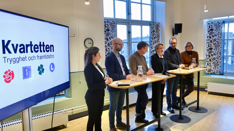 Här en nytagen bild där Kvartetten presenterade sina nya kommunalråd: Maria Sayeler Behnam (S), Christian Widlund (C), Olle Vikmång (S), Monica Holtstad (L), Tomas Tekmen (KD) och Eva-Britt Sjöberg (KD) som ny fullmäktigeordförande.  Liberalerna bör besinna sitt ansvar och inte sätta igång med ännu ett internt bråk som skadar både demokratin och det folkliga anseendet. 