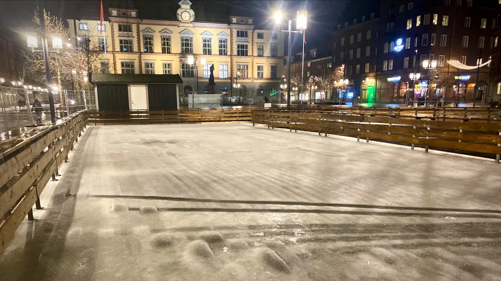 Isbanan på Fristadstorget må se frostig och fin ut – men isen är inte tillräckligt tjock för att åka på. Därför ställs den planerade invigningen in.