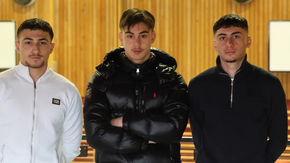 Fotbollsintresserade grabbar har startat UF-företag. Fr.v: Murad Teymurov, Yassin Jalil Kader och Rigon Thaqi. 