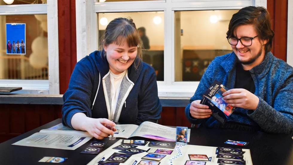 Anni Tuomainen och Ben Schelhaas, spelutvecklarstudenter i Skellefteå, testar spelet ”Lorcana”.