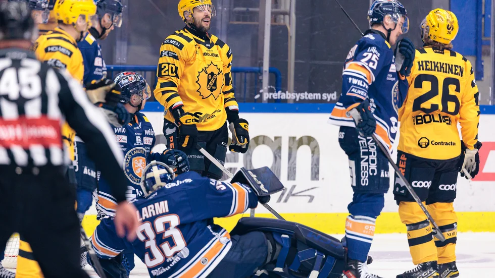 Marcus Eriksson, i mitten, rånades på ett mål av Emil Larmi i den första perioden men senare i matchen kunde båda Eriksson och Anton Heikkinen, till höger, se till att ta plats i målprotokollet.