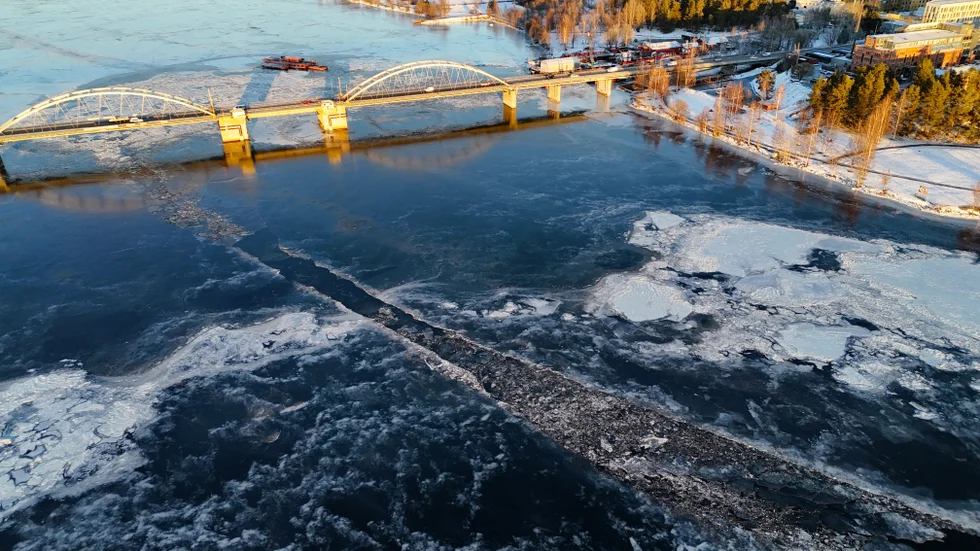 Dykab har tagit hem båtar och pråmar för vinterförvaring, vilket skapat en isränna precis där isvägen i Luleå brukar gå. "Vi har just avslutat ett jobb i Piteå och nu tagit hem båtar och pråmar inför vintern", säger John Nyström som är vd vid Dykab i Luleå.