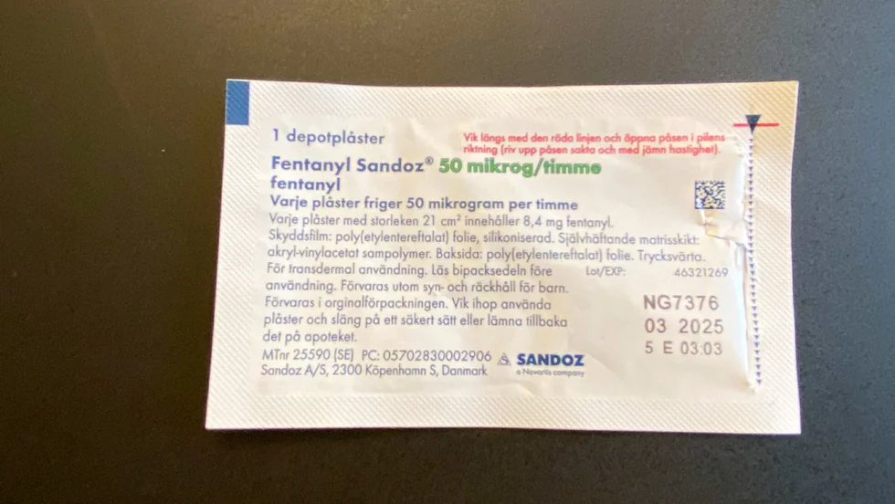En anställd på ett vårdboende i Mjölby kommun har åtalats för att ha stulit fentanylplåster på sin arbetsplats. 