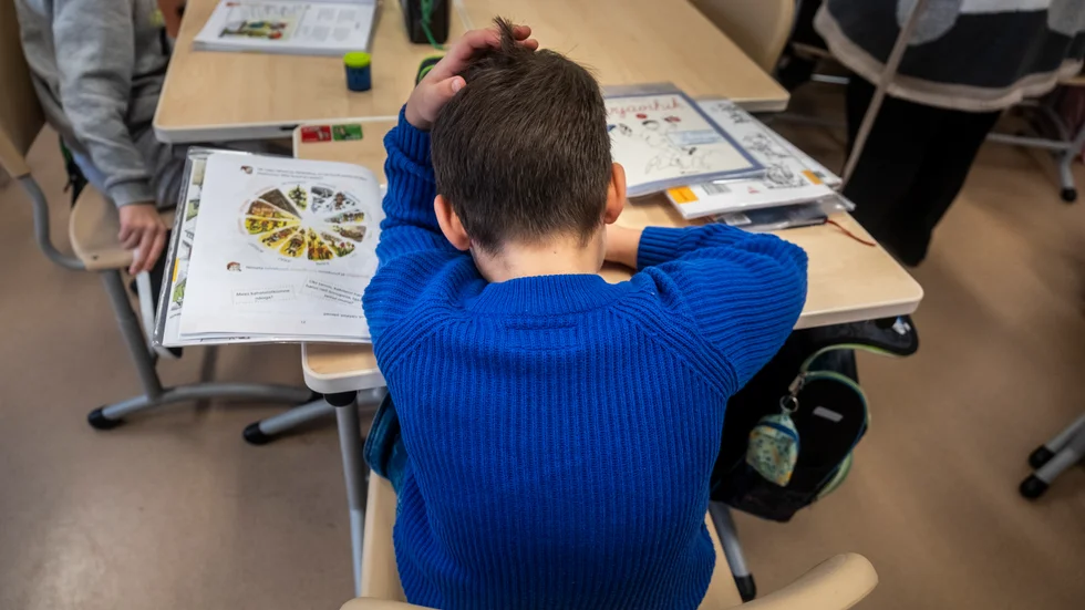 Att läsa själv är jobbigt för många svenska skolbarn.