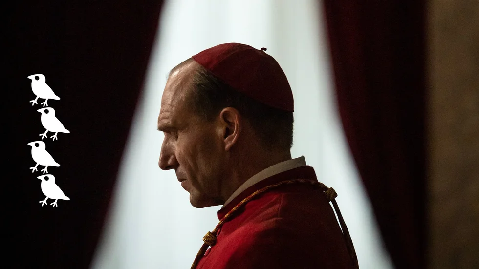 Kardinal Thomas Lawrence (Ralph Fiennes) blir inblandad i ett fängslande maktspel när en ny påve ska utses i "Konklaven".