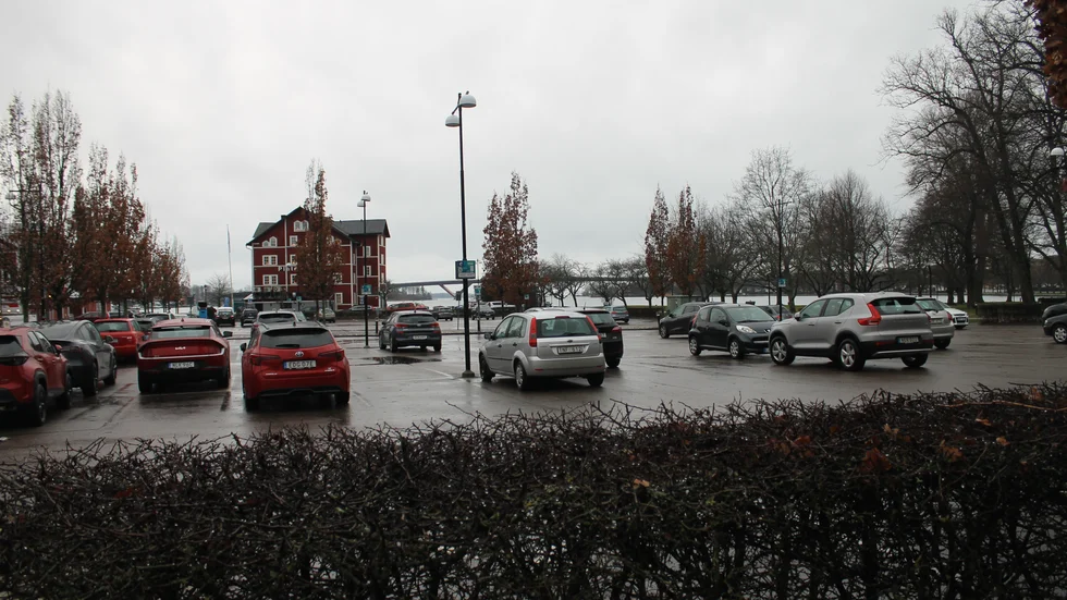 Socialdemokraterna vill att p-skivor ska införas på Hamnparkeringen i Motala.
