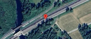 Personbil stillastående på E4 – stopp i ett körfält