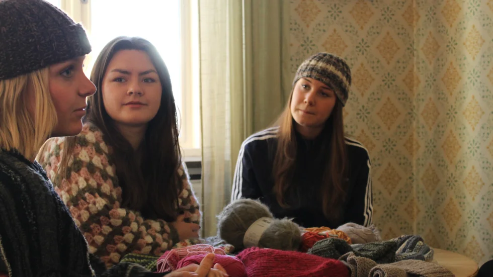 Molly Brolin och Matilda Nerström bär egna virkade mössor. Det är framförallt mössor de kommer att ge bort i julklapp. I mitten sitter Ella Järnvall
