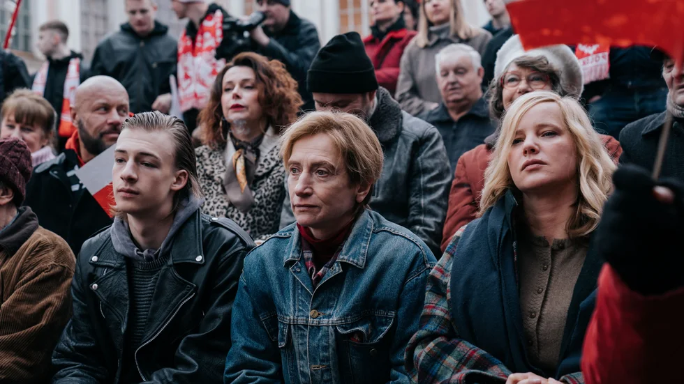 "Jag är kvinna" porträtterar huvudkaraktären Anielas resa för att hitta personlig frihet som transkvinna. 