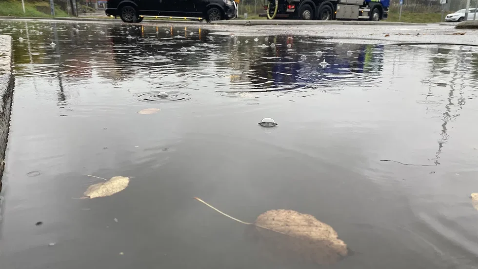Stora vattenansamlingar i rondellen vid Rinmangymnasiet.