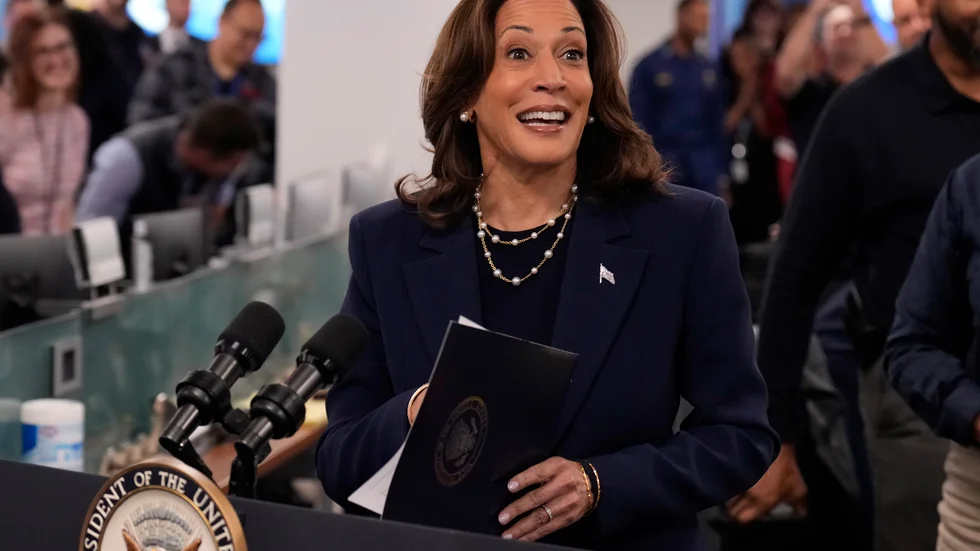 Demokraternas presidentkandidat Kamala Harris kallas för "Afro-American vilket ju är lite knepigt skriver Folkbladets USA-krönikör Leo de Bruin: "Hennes föräldrar är nämligen från Indien och Jamaica." Bindestreck-amerikaners hudfärg och utseenden är inga pricksäkra indikatorer. 