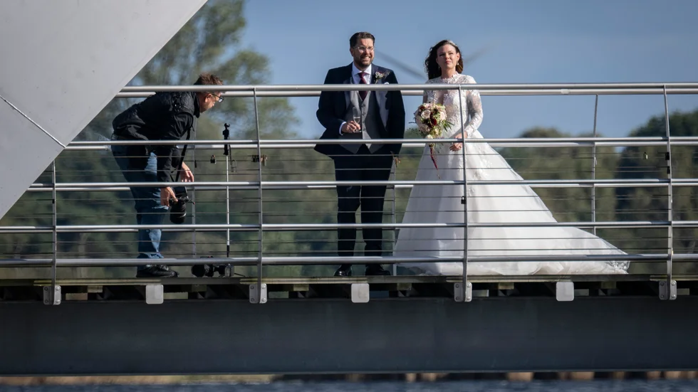 Ömsom sol ömsom spöregn då bröllopsbilderna skulle tas vid bron i Sölvesborg inför bröllopet mellan Sverigedemokraternas partiledare Jimmie Åkesson och Matilda Kärnerup i Slottslängorna i Sölvesborg på lördagen.