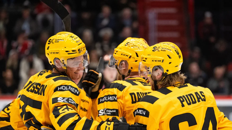 Pontus Johansson och Jonathan Pudas jublar efter att AIK har tagit ledningen på nytt.