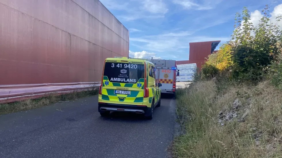 Ambulans och räddningstjänst på plats på Åkers sågverk vid lunchtid på tisdagen.