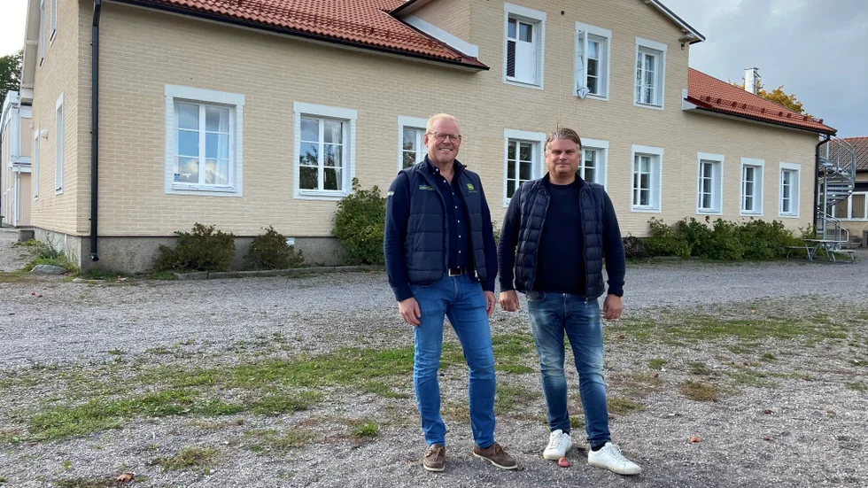 "Vi gav oss den på att det skulle gå att driva en liten skola men det har varit tufft ekonomiskt", säger Henrik Gustafsson, ordförande i styrelsen för Vårfruberga Utbildning AB. Ola Larsson sitter i samma styrelse.
