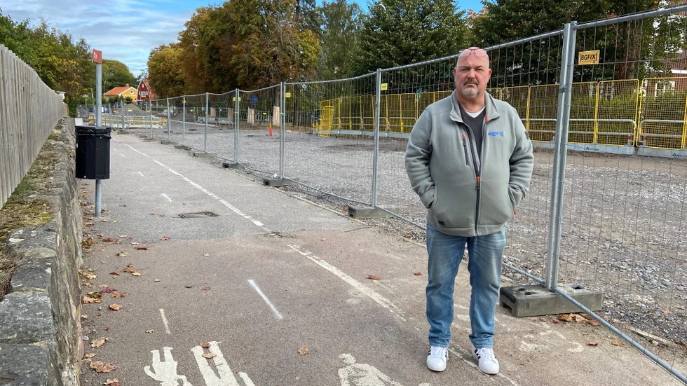 Lars Johansson bor utmed Regementsgatan även om adressen är Samtingstorget. Han kommer inte in i flerfamiljshusets garage när Regementsgatan är avstängd för VA-arbeten.
