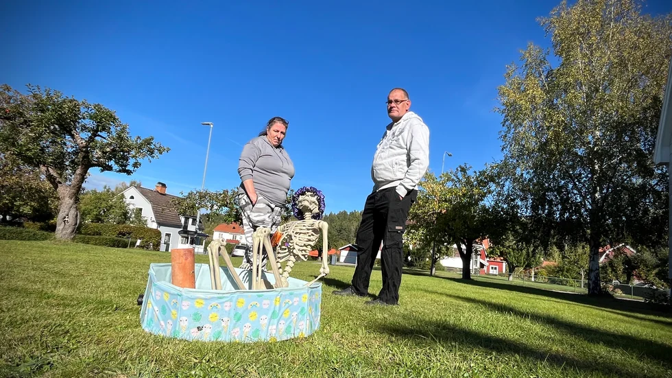 Jennifer och Kent Engberg Larsson har blivit bestulna på ett av sina nyinköpta skelett. 