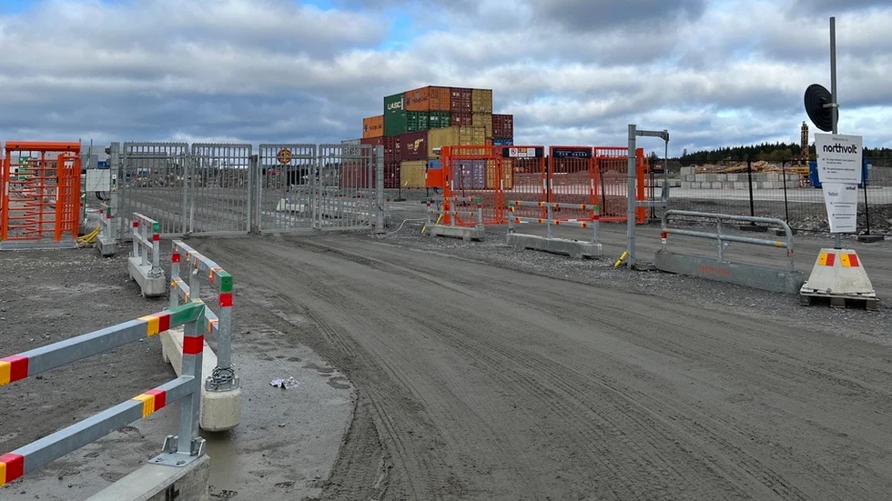 Det var vid den här infarten tumult uppstod under torsdagen, när entreprenörer nekades att ta ut maskiner från området. Bilden är tagen senare under förmiddagen.