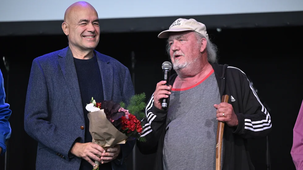 Plura Jonsson håller tal efter att Eldkvarn valts in i Swedish music hall of fame.