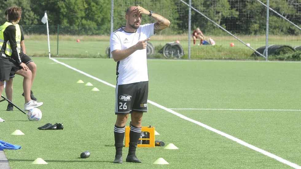 Edis Ahmetovic, huvudtränare i Trosa Vagnhärads SK, får ett riktigt vasst tillskott till comebacken i division 3: sin lillebror.
