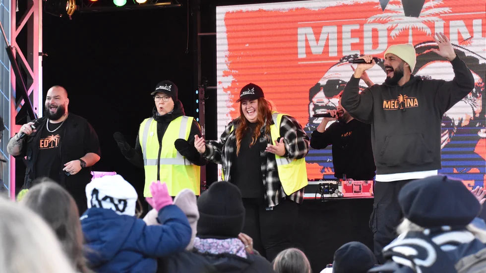 I våras kom Medina tvåa i Melodifestivalen med låten ”Que Sera”. Häromdagen uppträdde de i Malå. Under ett fartfyllt framträdande passade de även på att bjuda upp musiklärarna Ulla-Britt Frohm och Lisa Stenlund på scenen.
