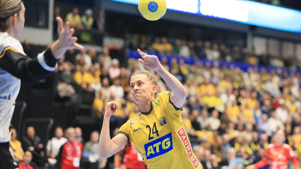 Nathalie Hagman flyger fram och smäller in ett mål mot Spanien.