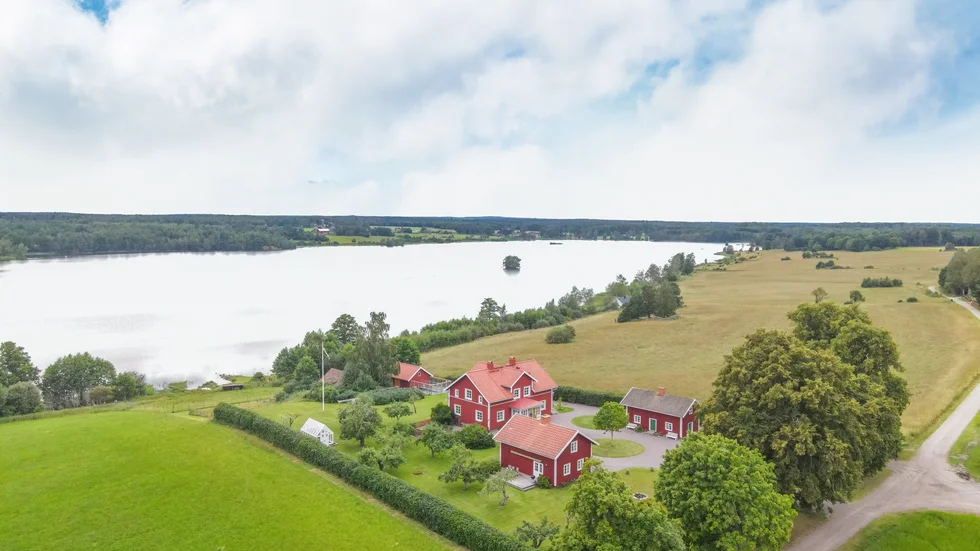 En vy över det idylliska läget som Ekesjö gård har i nordligaste delen av Finspångs kommun.